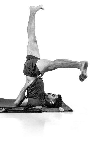 Parsvaika pada sarvangasana usando props