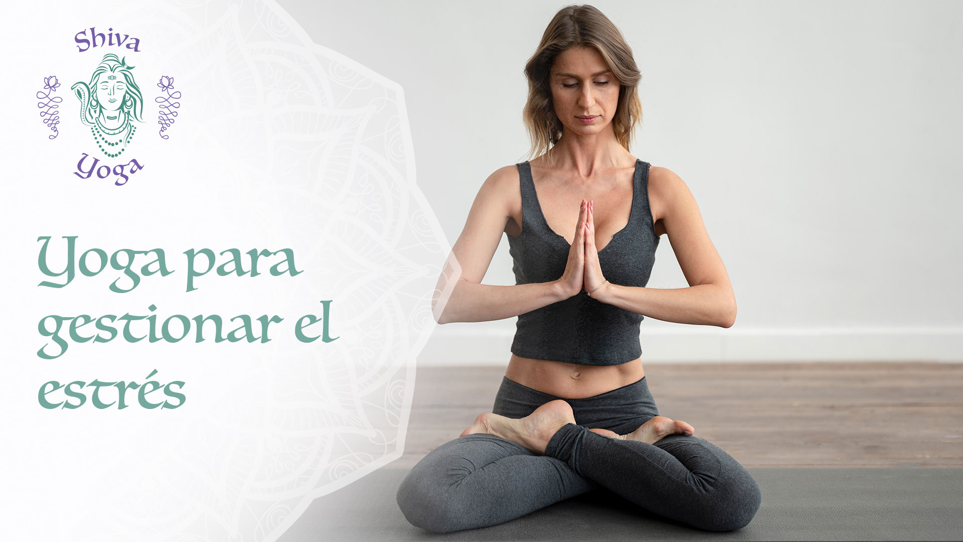 Mujer practicando yoga como herramienta para gestionar el estrés